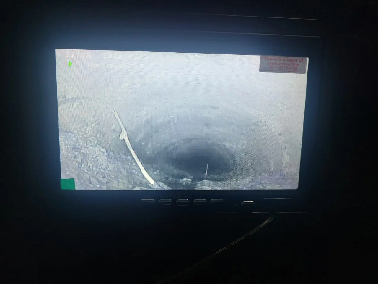 Câmera de inspeção em ação identificando obstrução em tubulação