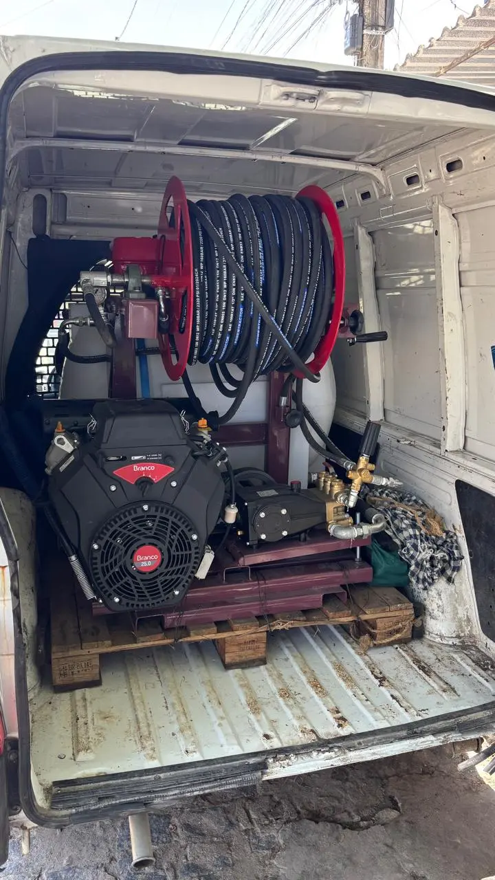 Máquina de hidrojateamento JB Desentupidora